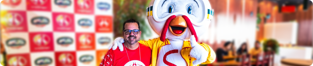 Colaborador da MASA ao lado do mascote da BRF dentro de um ponto de venda parceiro